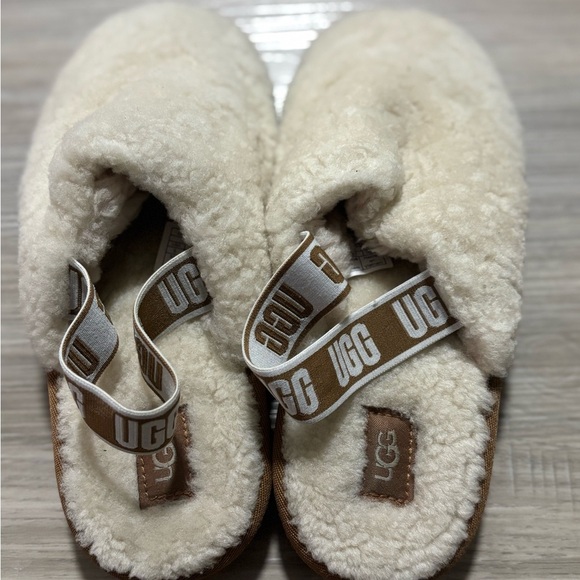 UGG‎ Cream Fuzzy Slippers - Picture 1 of 6